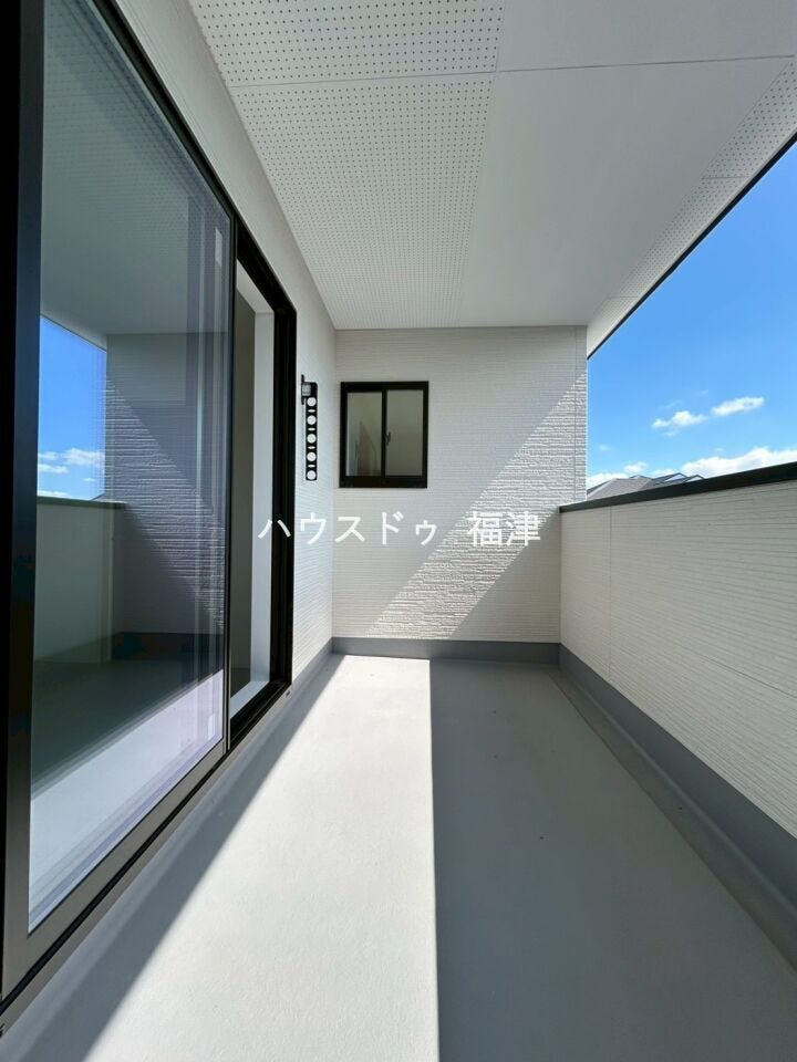 屋根付きのバルコニーで、
少しの雨なら洗濯物も安心です♪
《宗像市ひかりヶ丘4丁目 新築戸建て》