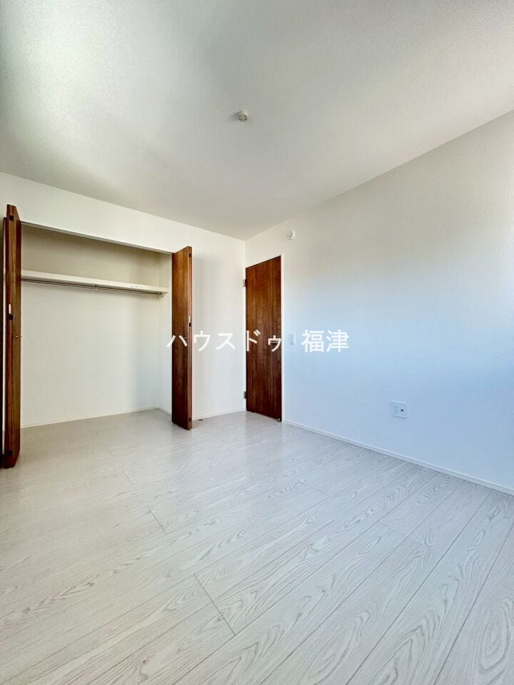 約6.0帖の洋室です♪
クローゼットは約70kgまで収納可能です♪
《宗像市ひかりヶ丘4丁目 新築戸建て》