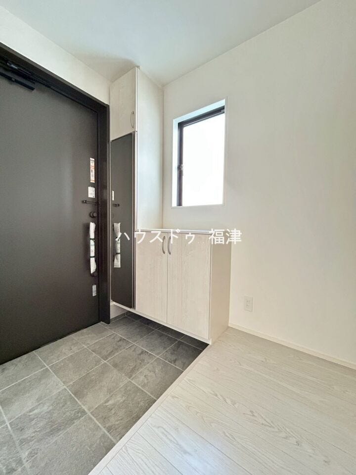 シューズボックスは鏡付き!
お出かけ前に全身チェックできます♪
《宗像市ひかりヶ丘4丁目 新築戸建て》