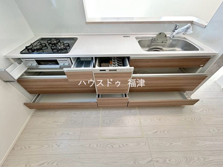 調理器具や調味料などがすっぽり収まり、
出し入れも簡単なスライド収納となっています。
《宗像市ひかりヶ丘4丁目 新築戸建て》