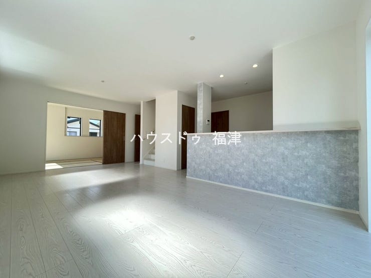 広々としたリビングは、ホワイトの内装。
落ち着いた雰囲気に包まれて、
ゆったりと家族団らんのひとときを過ごせます♪
《宗像市ひかりヶ丘4丁目 新築戸建て》