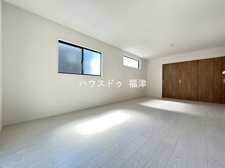 大きな窓からは気持ちのよい光が差し込みます。
明るいリビングだとご家族との会話も弾みますね!
《宗像市ひかりヶ丘4丁目 新築戸建て》