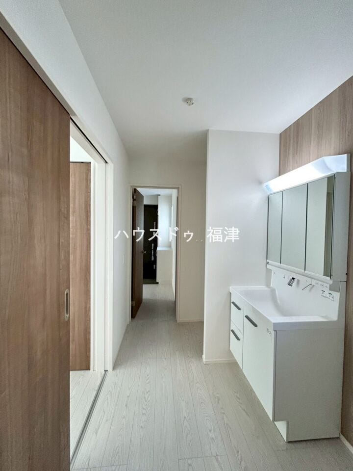 ハイバックタイプの洗面台!
水垢や石鹸カスなどの汚れが溜まりにくく、
お手入れも容易です♪
《宗像市ひかりヶ丘4丁目 新築戸建て》