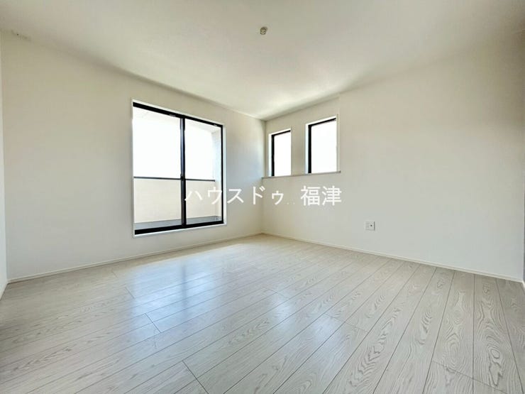 約8.0帖の洋室、別角度から撮影しました♪
各部屋に適切な量の収納を確保しているので、
急な来客があっても慌てることがありません。
《宗像市ひかりヶ丘4丁目 新築戸建て》