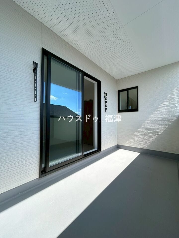 洗濯物を干す以外にも、テーブルとチェアを置いてお酒を楽しんだり、読書を楽しんだりするスペースとして使うのもオススメです。
《宗像市ひかりヶ丘4丁目 新築戸建て》