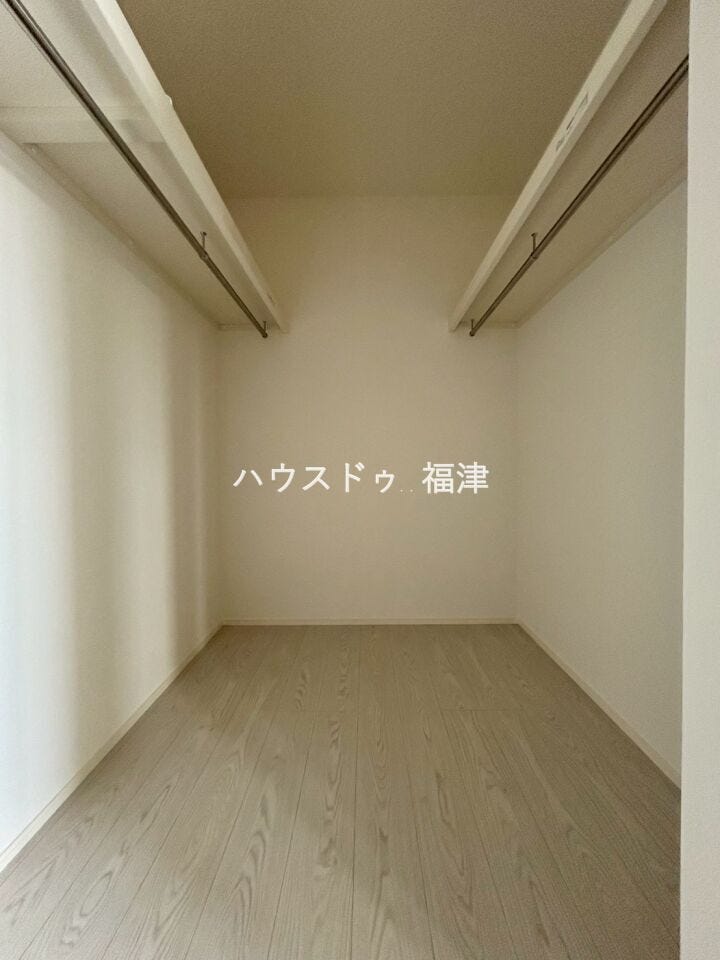 ウォークインクローゼットを完備。
お子様のアルバムや、趣味の道具・季節物の家電製品など、
お荷物が多い方でも安心のスペースです♪
《宗像市ひかりヶ丘4丁目 新築戸建て》