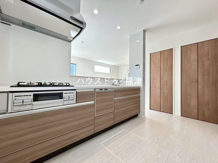 調理がはかどるワイドカウンタータイブ。
天板は傷がつきにくく、美しい人造大理石仕上です。
《宗像市ひかりヶ丘4丁目 新築戸建て》