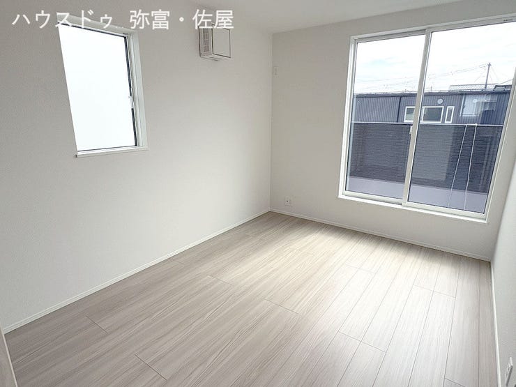 2面採光を確保した約6帖の明るい洋室は、風通しも良く居心地の良い空間です♪