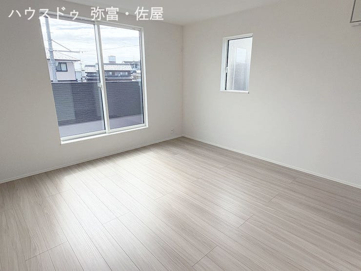 バルコニーに面した約8帖の主寝室!!