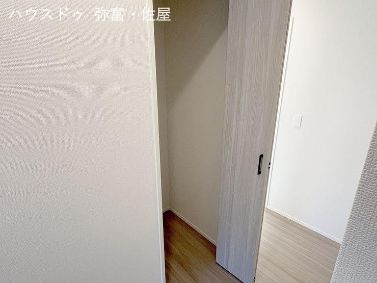 廊下収納付♪掃除道具など片付けられます!