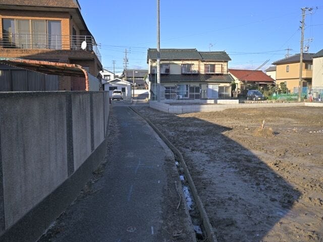 西側(公道)幅 約1.7m 間口 約6.84mあります♪