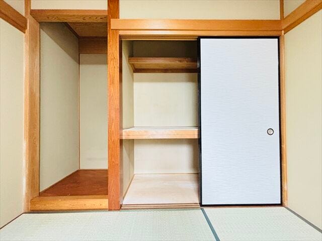 ≪1階6帖和室≫床の間が空間に格式と趣を添え、大容量の押入れが布団や座布団をまとめて収納。美しさと機能性を兼ね備えた、日本の文化を感じる落ち着いた空間です。