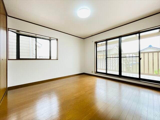 ≪2階7帖≫7帖の広さがある2階の居室です。ベッドとデスクを置いても余裕があり、趣味や仕事のスペースも確保。プライベートな時間をゆったり過ごせる快適な空間です。