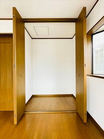 ≪2階7帖洋室≫広々とした空間を活かしたシンプルな収納スペースです。収納棚や家具を自由に配置でき、収納する物に合わせてカスタマイズが可能な万能な空間です。