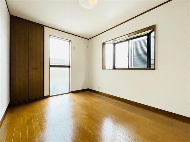 ≪2階南側6帖≫プライベートな時間を充実させる洋室と、自由にカスタマイズできる広々とした収納がセット。整理整頓された空間で、心地よく快適な暮らしをサポートします。