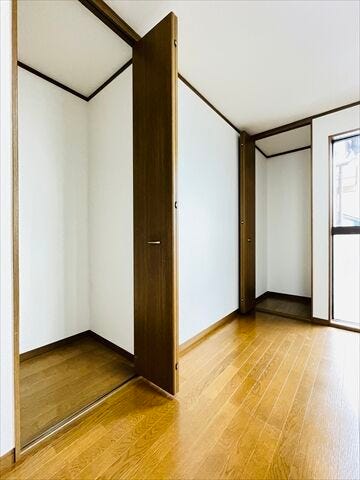 ≪2階南側6帖洋室≫明るい採光の洋室に、自由にカスタマイズ可能な収納を確保。衣類や小物を効率よく片付けられ、お部屋を広く機能的に使えます。すっきり暮らせる居室です。