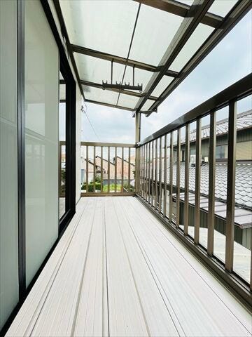 深い軒があることで、突然の雨でも洗濯物が濡れにくく、夏の強い日差しも和らげます。実用性と快適性を兼ね備えた、暮らしの質を高めるバルコニーです。