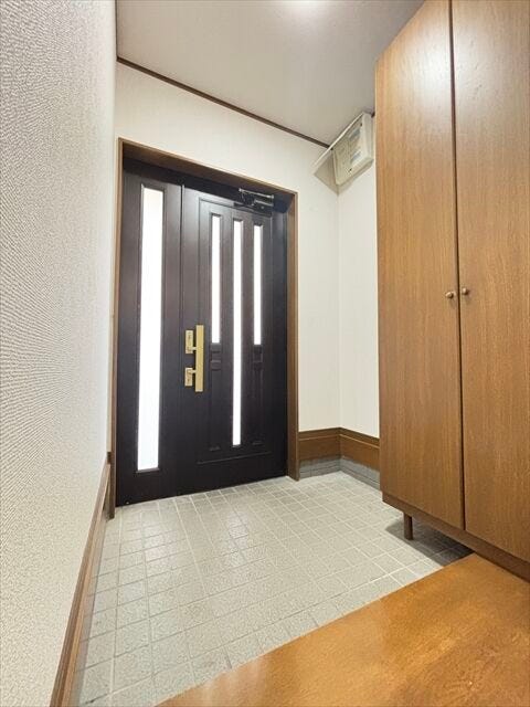 住まいの第一印象を決める明るく清潔感のある玄関です。家族やお客様を気持ちよく迎え入れ、毎日を心地よくスタートできる、ゆとりある空間です。