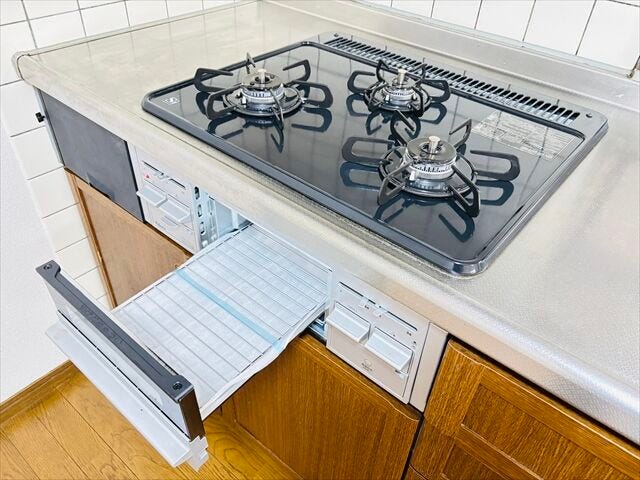 ≪コンロ≫効率的な調理を可能にする三ツ口コンロは、火力の調整も容易です。さらにグリルを使い、手間なくヘルシーな料理が楽しめます。調理時間を短縮できる設備です。