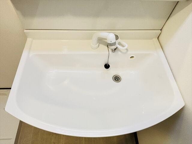 ≪洗面ボウル≫水はねを気にせず使えるゆったりとした広さの洗面ボウルです。朝の忙しい時間でもスムーズに身支度ができ、清潔感のある空間で快適な一日をスタートできます。