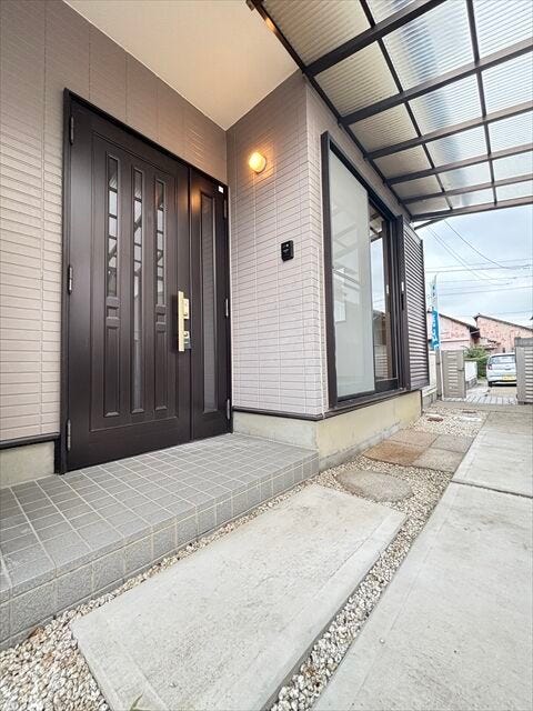 ≪外玄関≫上品で落ち着いた外観の玄関周りが、住まいの顔としてご家族やお客様をお迎えします。手入れの行き届いたアプローチで、毎日気持ち良く出入りできる空間です。