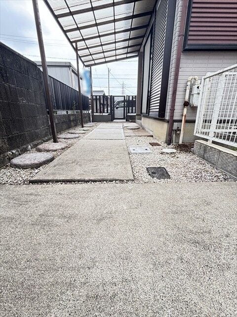 ≪玄関アプローチ≫段差の少ない設計で安全に配慮し、毎日気持ち良く出入りできる、整備された空間です。