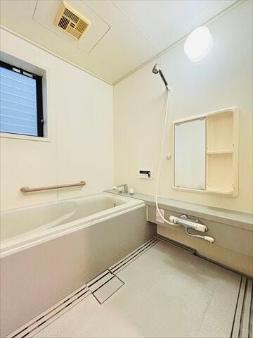 窓を開けて自然換気ができる浴室です。湿気やカビの発生を抑え、常に清潔な空間を保てます。明るく快適な環境が、一日の疲れを癒やします。