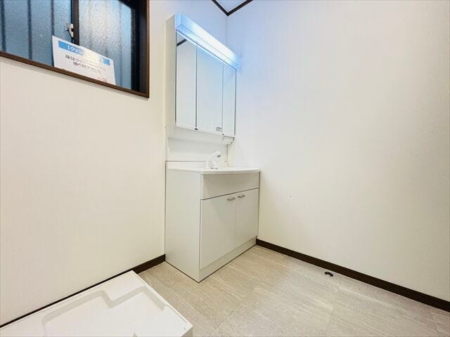 洗濯機置場と洗面台をまとめ、水廻りの家事動線に配慮した洗面室です。身支度から洗濯まで、作業効率が良く、忙しい毎日をサポートします。