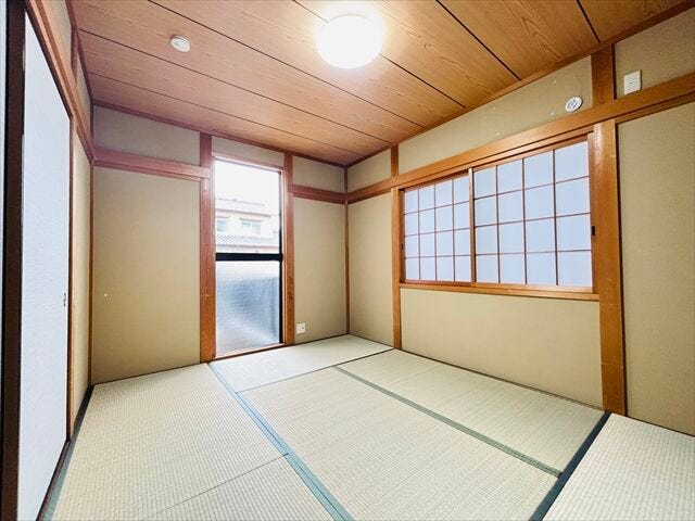 二面採光で明るく、障子を通して柔らかな光が差し込む和室です。客間やお昼寝、多目的に使え、安らぎと落ち着きを提供する心休まる空間です。