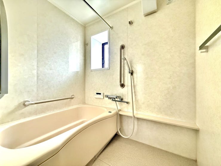 ◇浴室◇
毎日の疲れを癒す場所だからこその、シンプルで落ち着いた空間となっています。浴槽にゆっくりと身を沈め深く瞑想をすれば、また新たな活力が湧いてきます。浴室換気乾燥機付きです。