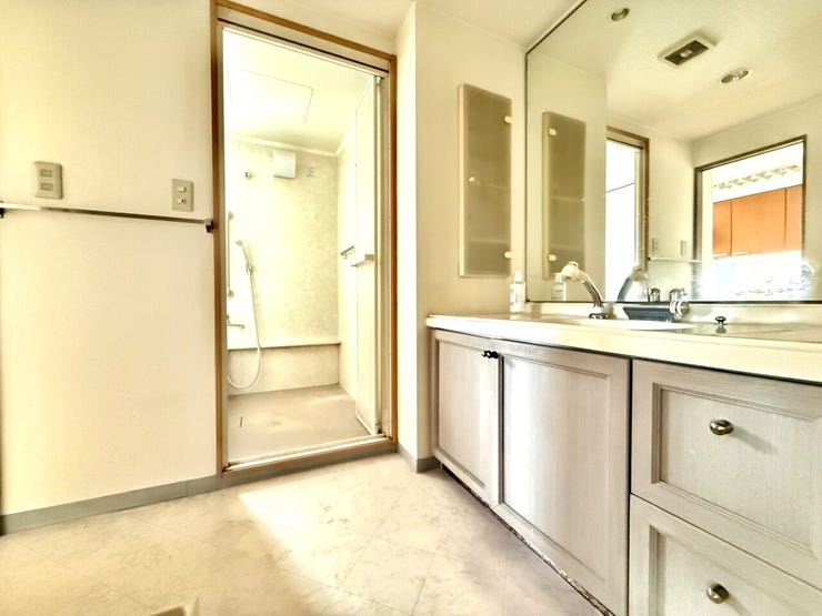 ◇洗面所◇
清潔感のある洗面台です。お掃除もしやすく、身だしなみや、自分を綺麗にする場所だからこそ清潔にしていたいですね。三面鏡の裏側が全て収納スペースになっています。