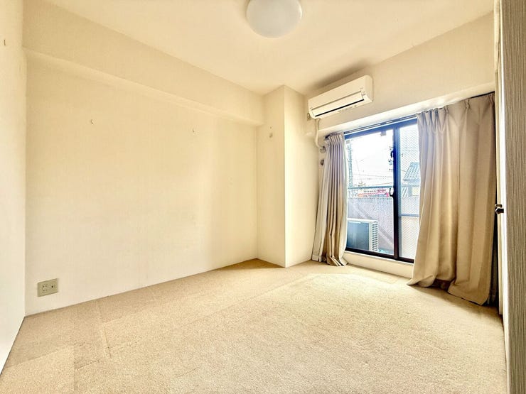 ◇6.1帖 洋室◇
北側のお部屋ですが、柔らかな光が長時間続くので、勉強や読書など落ち着いて作業するのに最適なお部屋です。お子様や趣味のお部屋にいかがですか。