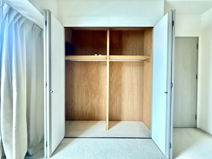 ◇クローゼット◇
大容量のクローゼット完備。お洋服もたくさん収納できて、お部屋がスッキリします。ハンガーパイプが設置されており、大切なお洋服が傷まないよう、そのままかけて収納できます。