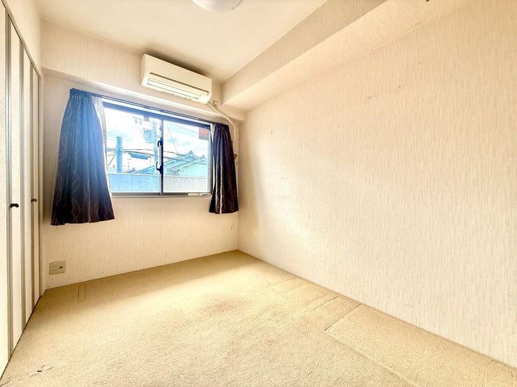 ◇4.5帖 洋室◇
家族の成長に合わせ多目的に使える居室です。お子様のお部屋や、趣味のお部屋にしたり、使いやすいお部屋になっています。収納完備ですので、プライベートルームがスッキリしますね。
