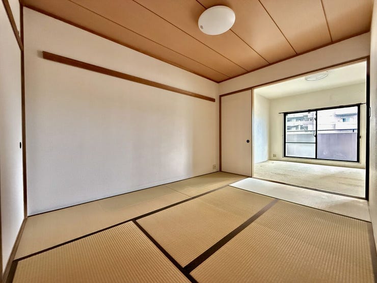 ◇6帖 和室◇
リビング横の和室です。扉を開けると開放的な空間が生まれます。急な来客にも対応できますね。和の空間を感じながら、一人の時間を過ごすのもいいですね。