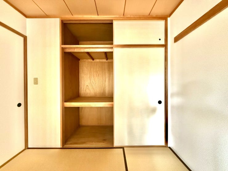 ◇押入◇
和室内の押入れです♪お昼寝用布団やお子様のおもちゃや、掃除用具など、あらゆるものを収納できます。リビングものが減らすことができ、生活スペースを広く確保できます♪