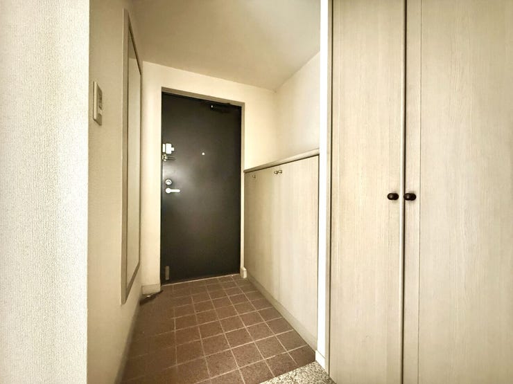 ◇玄関◇
使い勝手の良い下足収納があり、外から帰ってきて靴、レインコート、傘や外遊びグッズ等を収納するのに大変重宝します。明るく温かな雰囲気で家族の帰りや来訪者を出迎えてくれる玄関です。