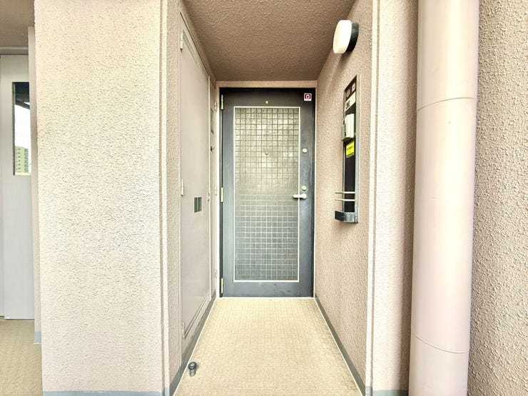 ◇外玄関◇
落ち着いた外観にシックな玄関ドアが似合います。玄関周りはその家や家族を映し出す、家の顔。どこまでも明るく快適でありたいですね。ポーチライトも設置されており暗い夜でも明るく照らします。