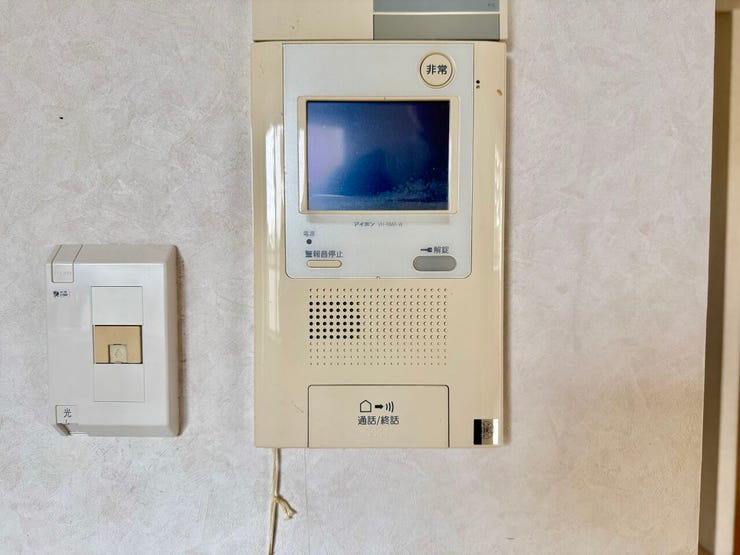 ◇TVモニター付インターホン◇
TVモニターで訪問者を確認してから会話することができますので、安心して対応していただけます。また、姿を見られたくない空き巣や不審者が嫌がるため防犯効果も高まります。