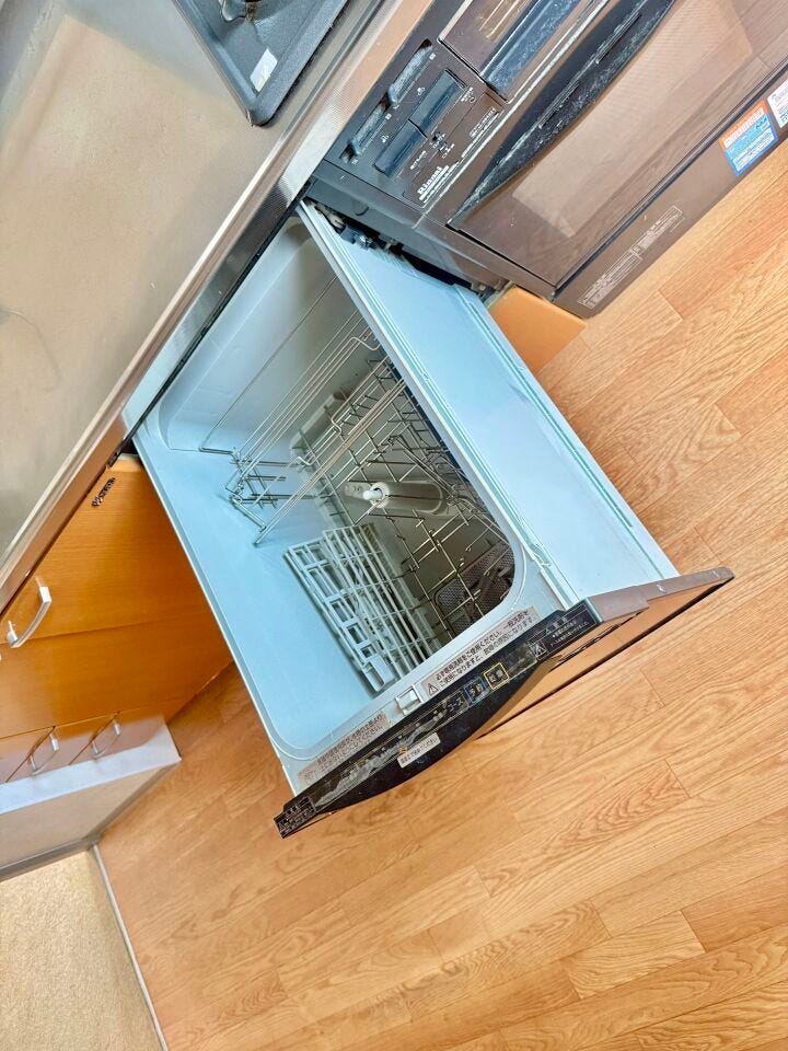 ◇食器洗浄乾燥機◇
洗い物に時間を縛られることが無くなり、空いた時間で他の家事をしたり、ご家族との時間も増えますね。加えて手荒れも防げてしかも節水が高い為、需要の高い設備です。