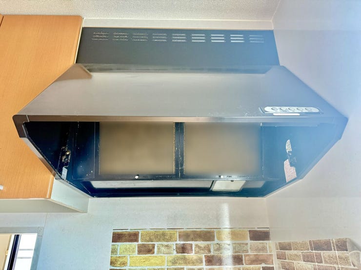 ◇レンジフード◇
ブーツ型のレンジフードです。凹凸がほとんどない内部構造なので、油がつきにくくお手入れがしやすい形状です。その形状から煙を集めやすく、換気機能に優れている点です。