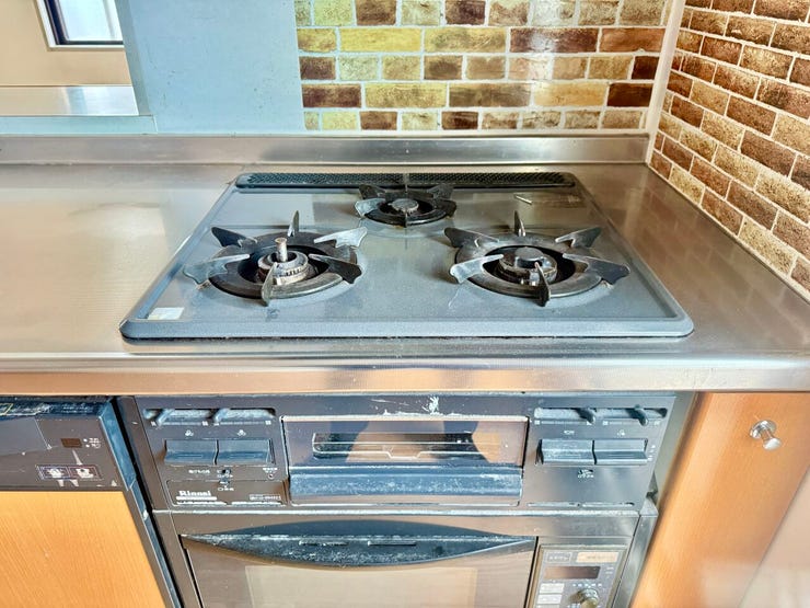 ◇三口コンロ◇
一度にたくさんの調理ができ、朝食の準備もお弁当作りもラクラクです。栄養面や彩りに気を配ると品数も増えますが、広いワークトップなのでたくさん作ってもスペースに余裕があります。