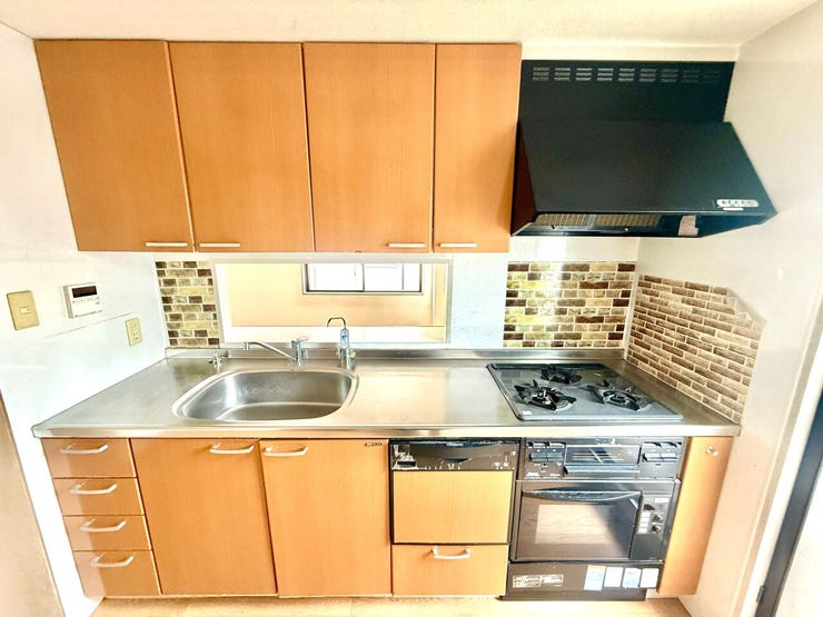 ◇キッチン◇
明るく柔らかな自然光が入るキッチン。快適なお料理タイムをお過ごしいただけます。家族との会話を楽しめる対面式キッチンを採用、閉塞的になりがちなこの場所も豊かな光と風が流れる心地よい場所へ