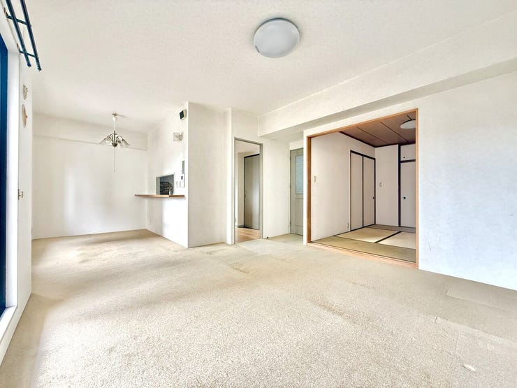 ◇リビングダイニング◇
17.4帖のリビングダイニングとなっています。家族が集まって食事をしたり、くつろいだりするのに十分な広さです。隣に和室があり、お子様を遊ばせたり、寝室としてもお使い頂けます♪