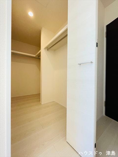 8帖洋室WIC。成長と共に荷物が増えても安心の広さ。扉が設置され衣類やカバンなどの日焼けを防げます。