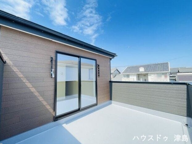 幅広バルコニー。人工芝やウッドタイルを敷いて、心地よいアウトドア空間として活用するのも素敵ですね。