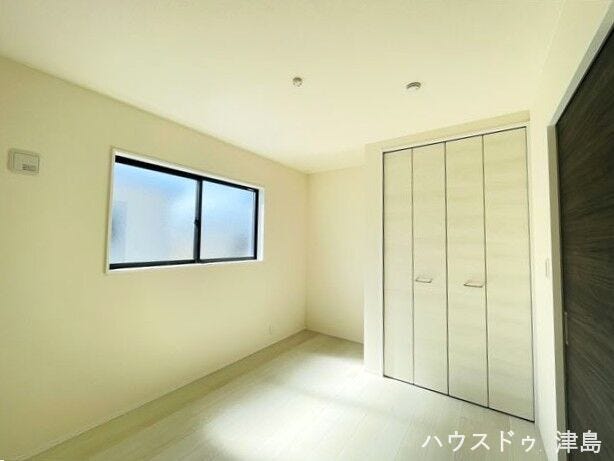 5.4帖洋室。1面窓ですが南に面しているためたっぷりの陽光を浴びることができ、体内環境も整いそう。