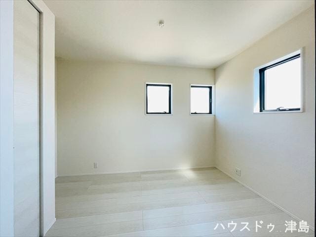 2つの小窓がアクセントになっている北側5.4帖洋室。2面採光で晴れやかな気持ちでお過ごしいただけます!