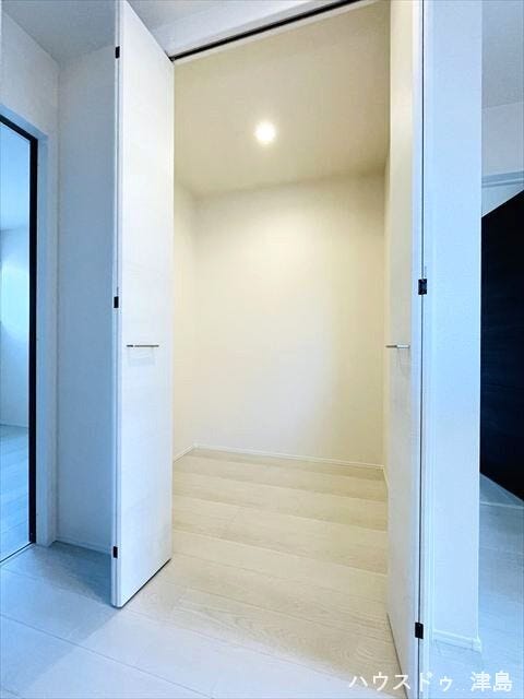 2階廊下収納。天井高さまであり、季節の家電や家族共有グッズなどをスッキリと収納できます。