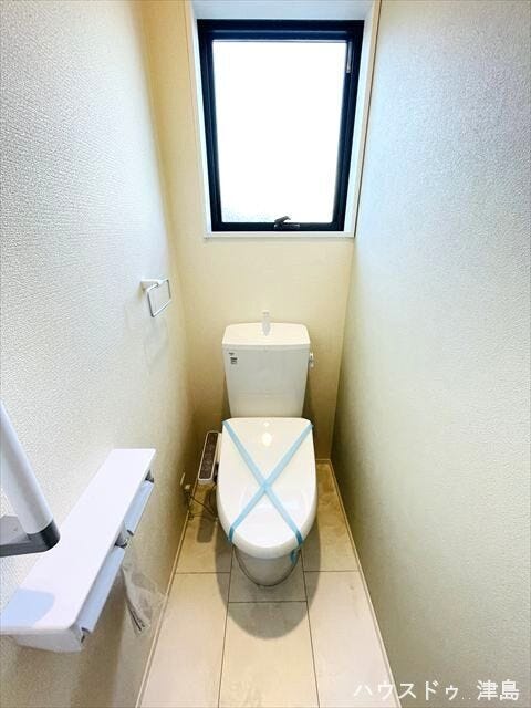 2階トイレ。各階に温水洗浄便座付きトイレを設置。ペーパーホルダーが2つあるの嬉しいポイント。